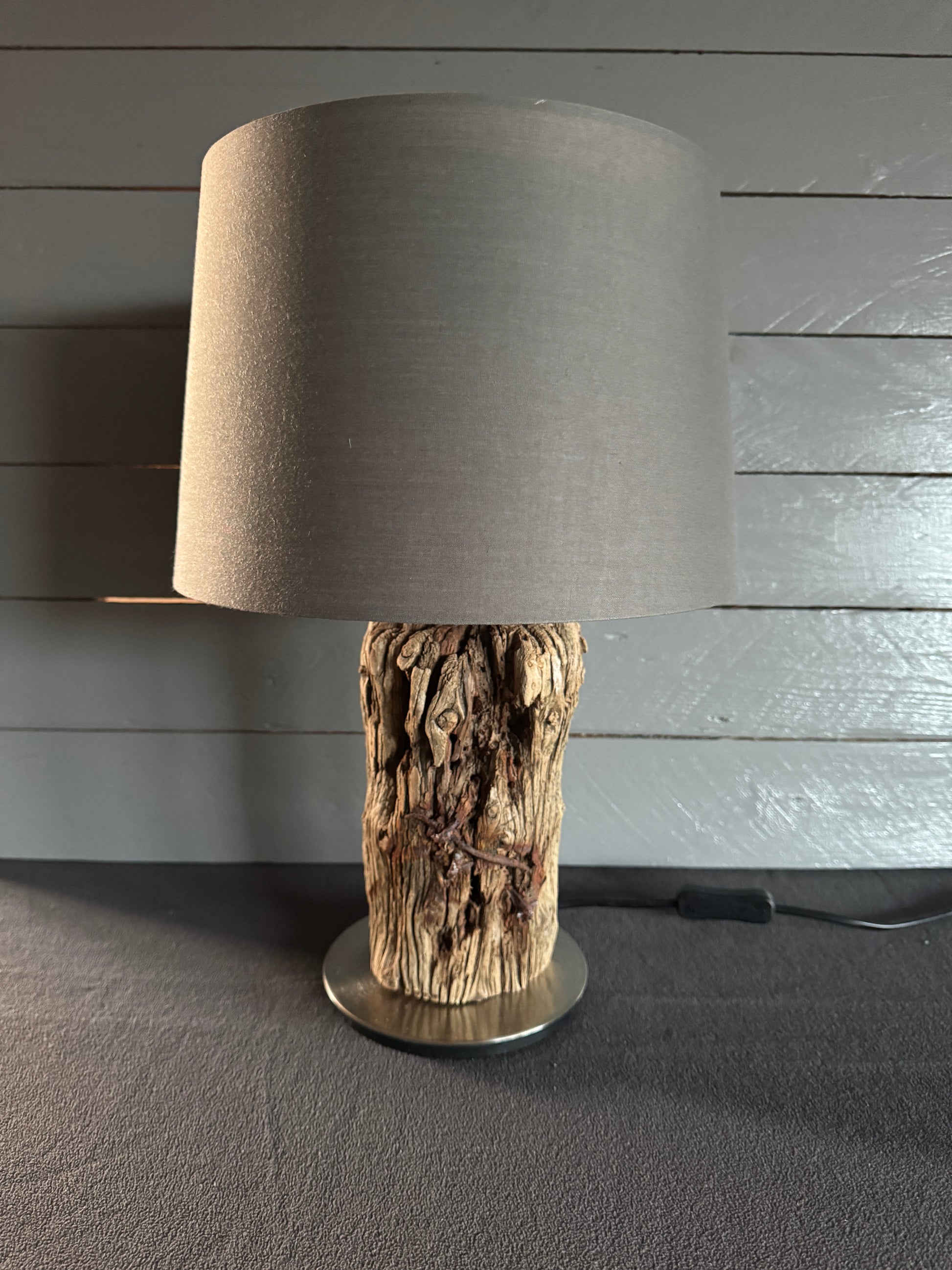 Treibholzlampe rund 28 cm Dunkelgrau mit Lampenschirm ausgeschaltet