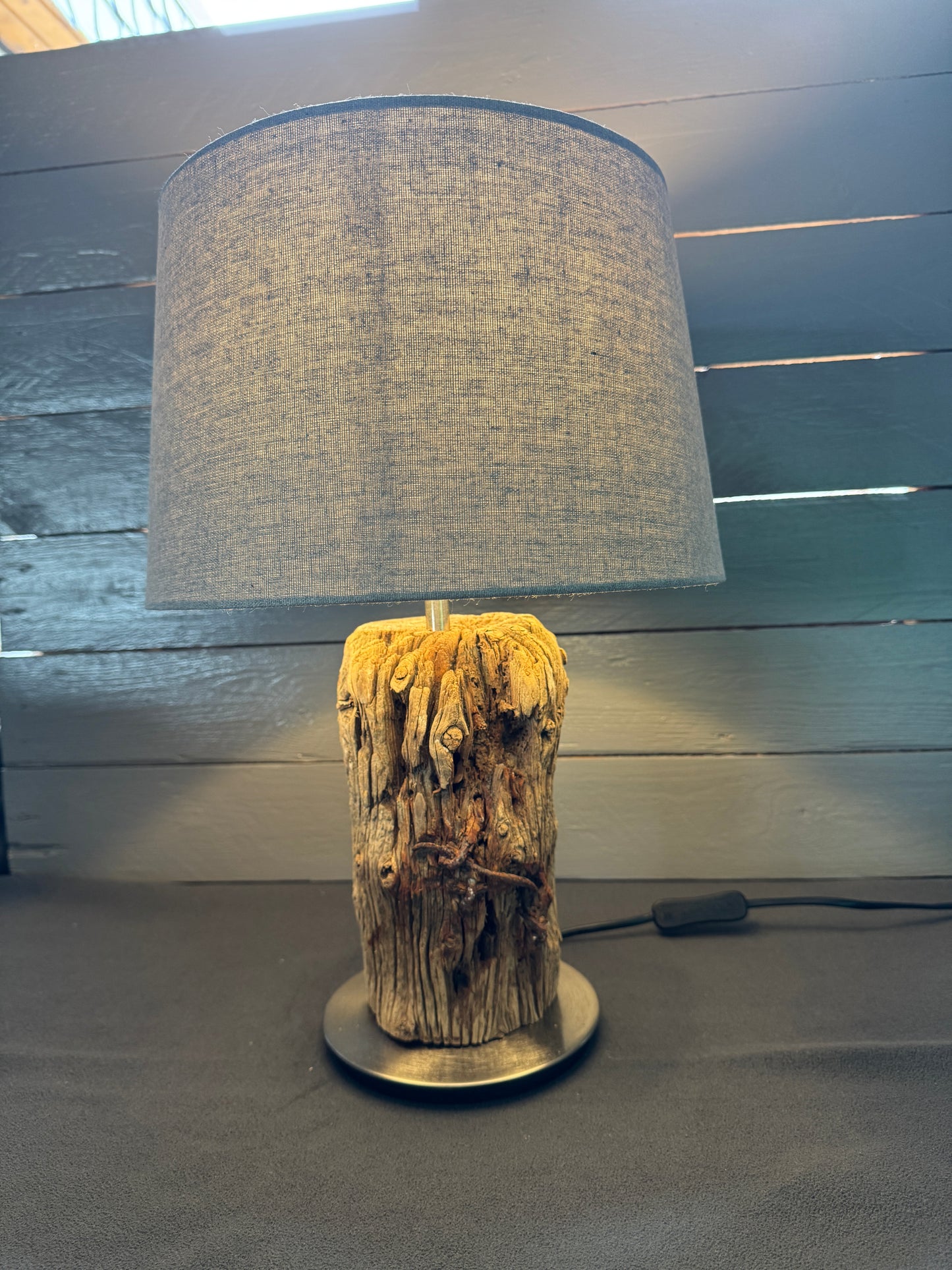 Treibholzlampe rund 28 cm Hellgrau mit warmem Licht eingeschaltet