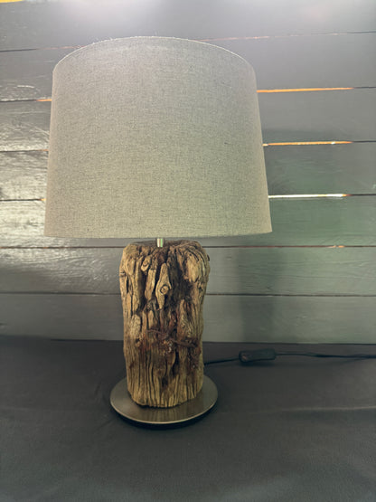 Treibholzlampe rund 28 cm Hellgrau mit Lampenschirm ausgeschaltet