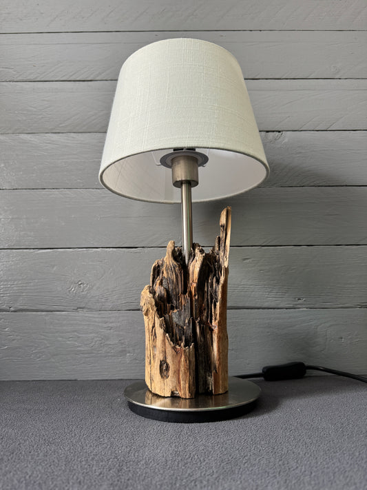 Detailaufnahme der natürlichen Maserung des Nordsee-Treibholzes