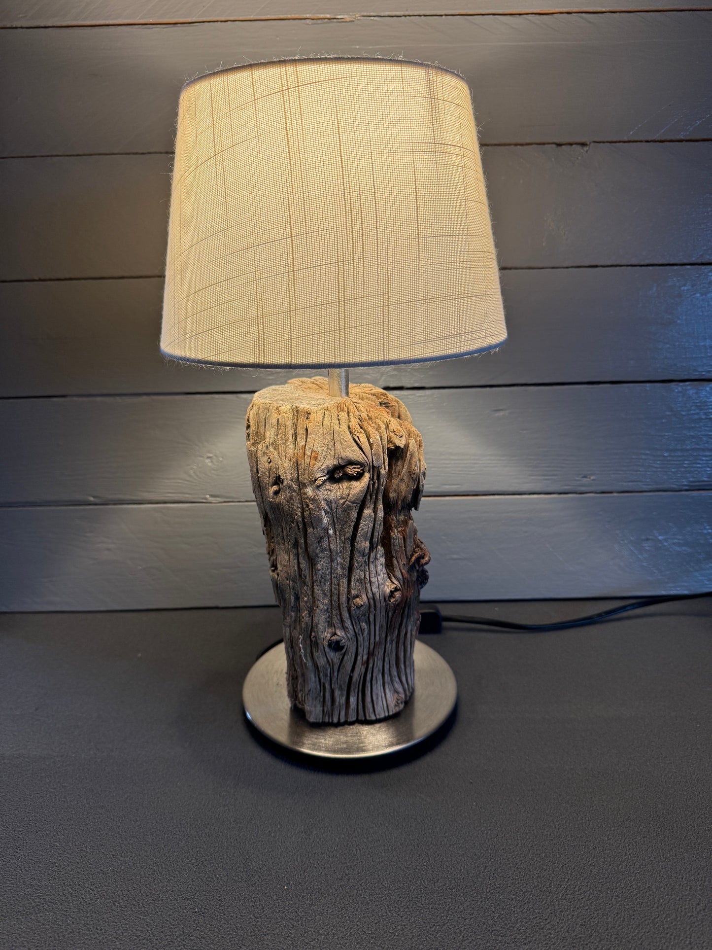 Treibholz Tischlampe von der Seite mit maritimem Design