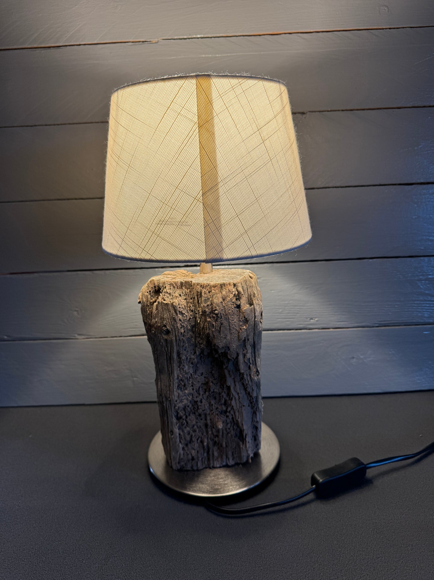 Seitliche Ansicht Treibholzlampe mit natürlicher Maserung und Lampenschirm