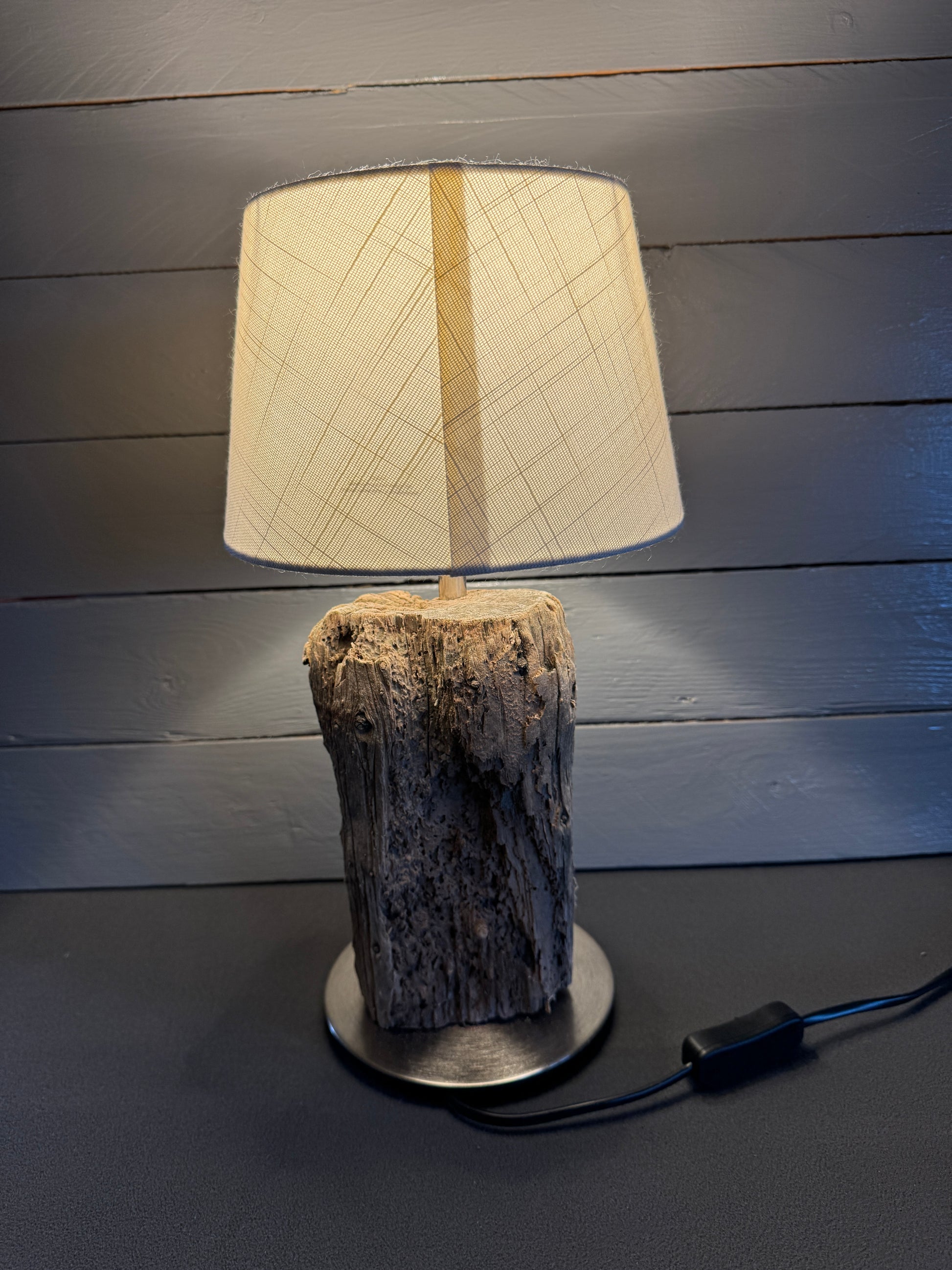 Seitliche Ansicht Treibholzlampe mit natürlicher Maserung und Lampenschirm