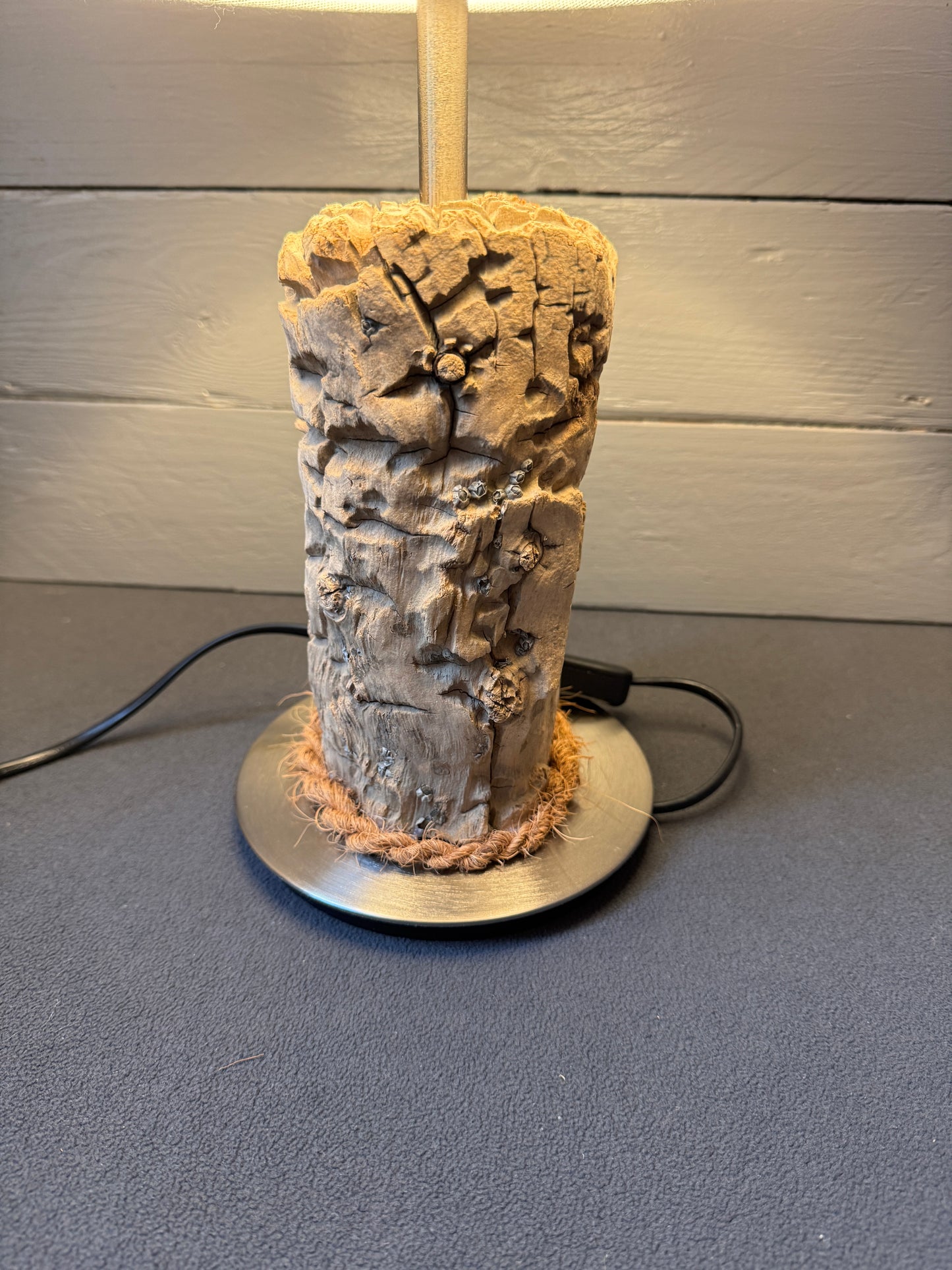 Detailaufnahme der von Wind und Wellen geformten Holzstruktur des Nordsee-Treibholzes