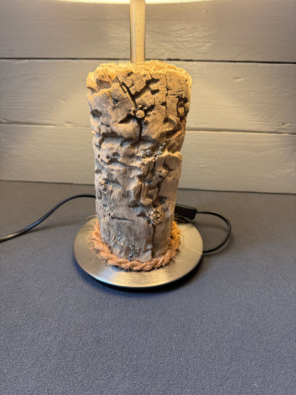 Detailaufnahme der von Wind und Wellen geformten Holzstruktur des Nordsee-Treibholzes