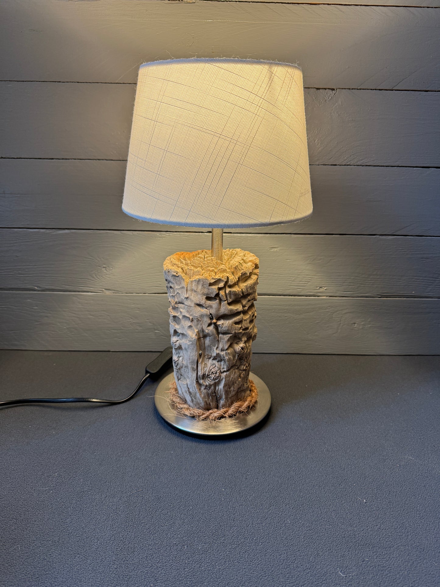 Maritime Treibholzlampe aus Nordseeholz – Frontansicht