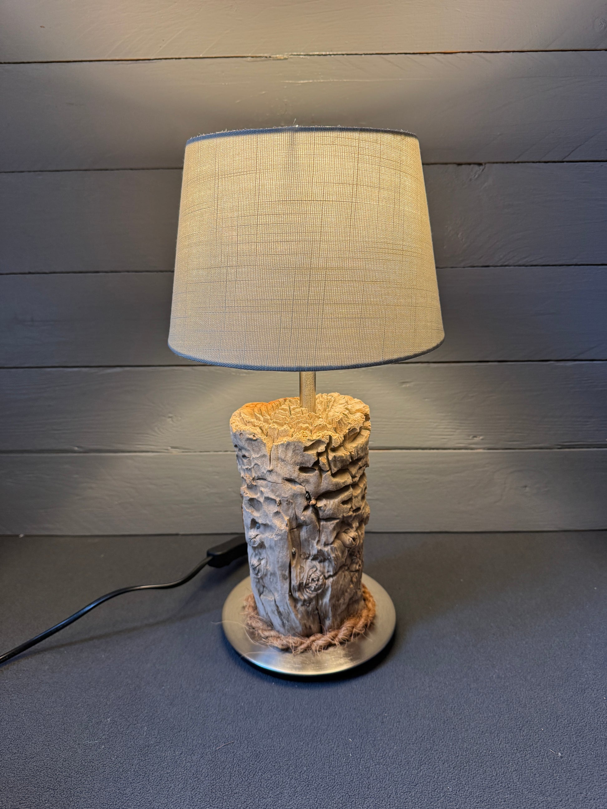 Maritime Tischlampe aus naturbelassenem Treibholz – Seitenansicht