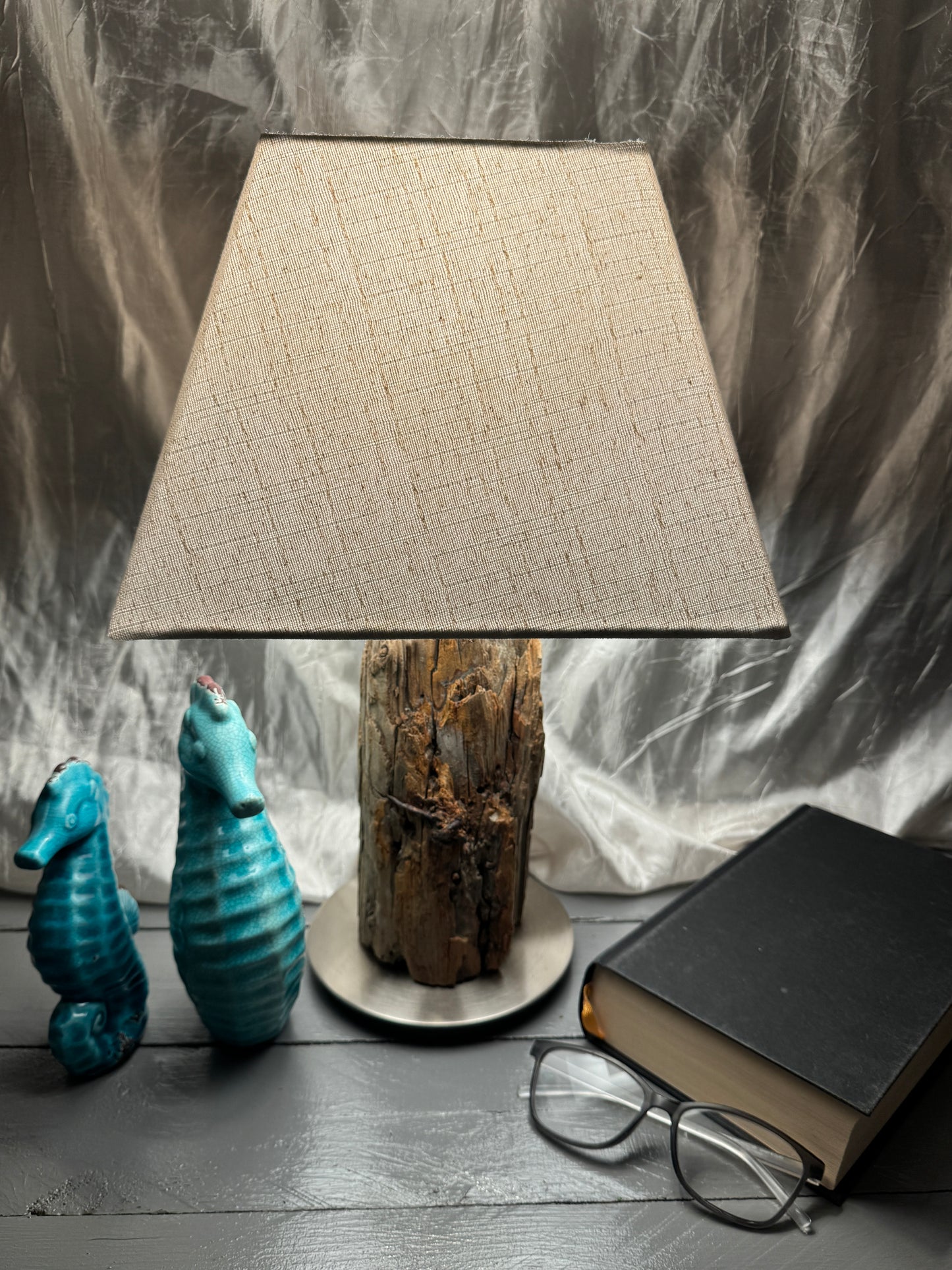 Treibholzlampe Nordseelicht Garding mit eckigem Lampenschirm Beige und warmem Licht
