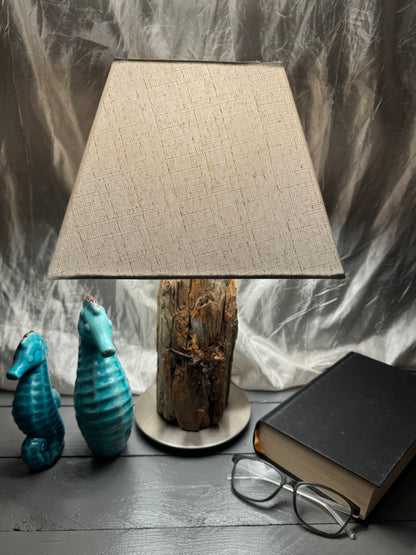 Treibholzlampe Nordseelicht Garding mit eckigem Lampenschirm Beige und warmem Licht
