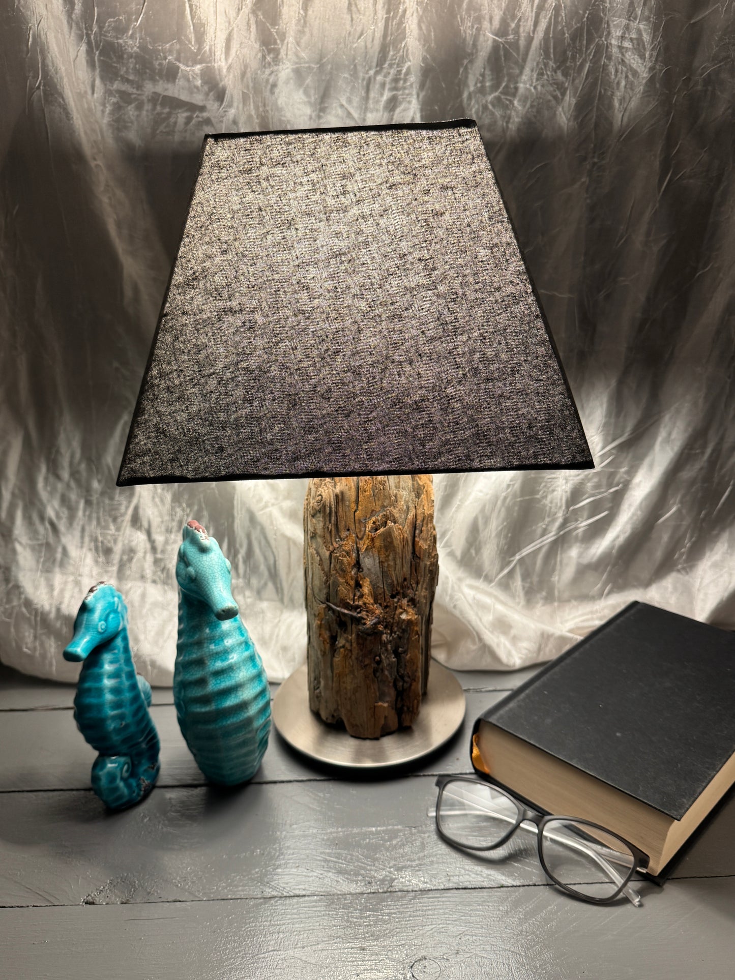 Treibholzlampe Nordseelicht Garding mit eckigem Lampenschirm Grau und warmem Licht