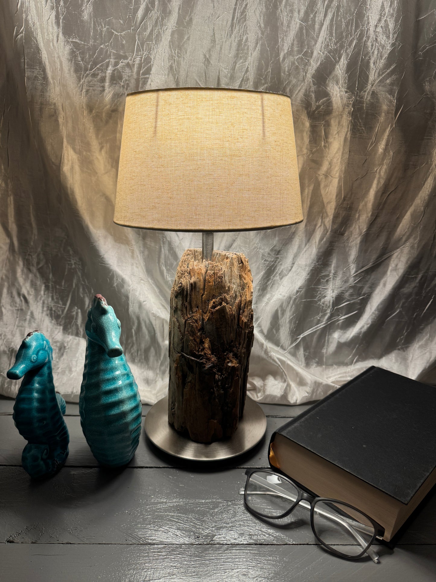Treibholzlampe Nordseelicht Garding mit ovalem Lampenschirm Beige und warmem Licht