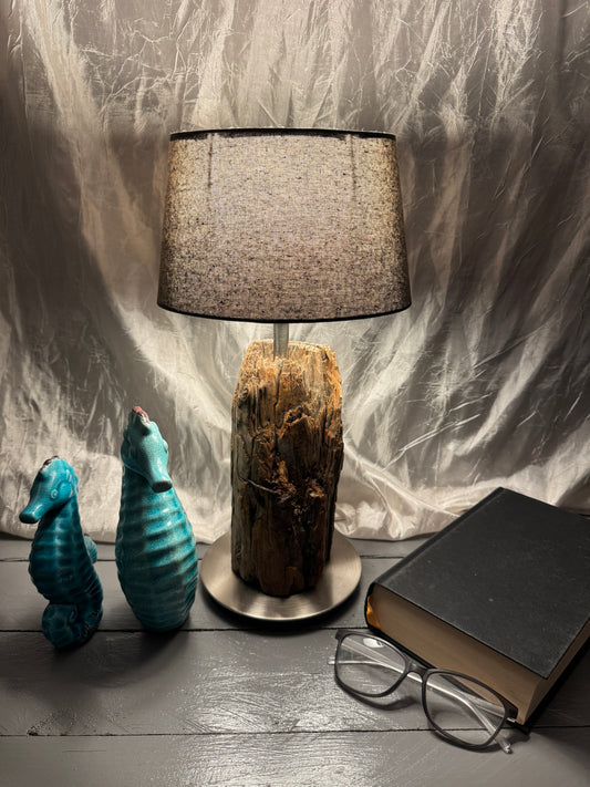 Treibholzlampe Nordseelicht Garding mit ovalem Lampenschirm Grau und warmem Licht
