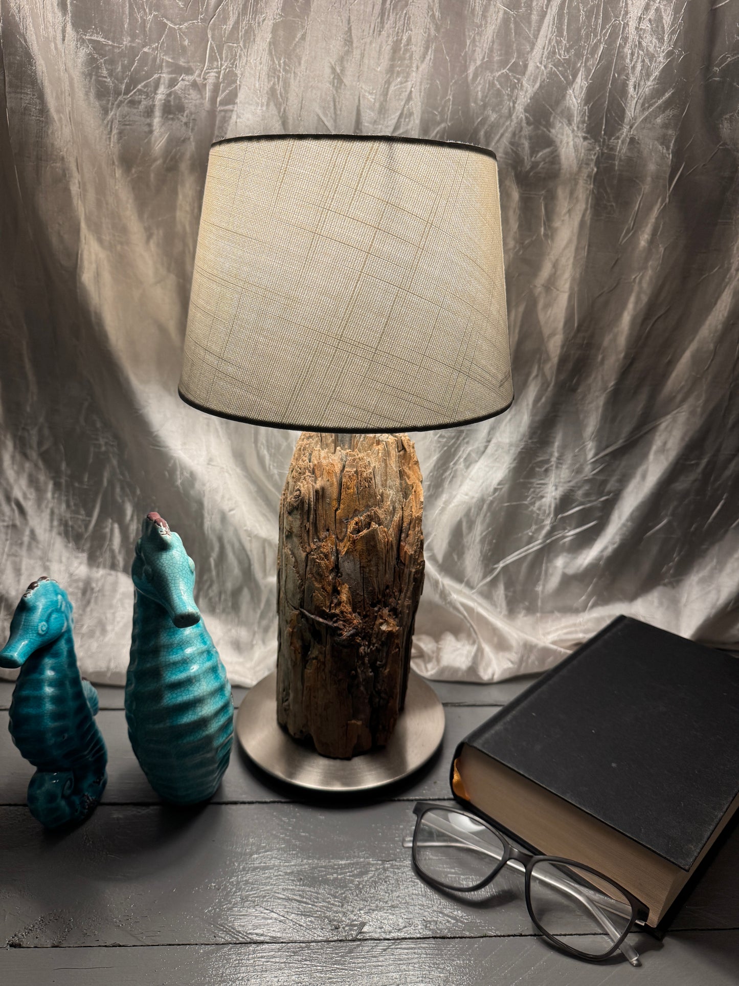 Treibholzlampe Nordseelicht Garding mit rundem Lampenschirm 20 cm Taupe und warmem Licht