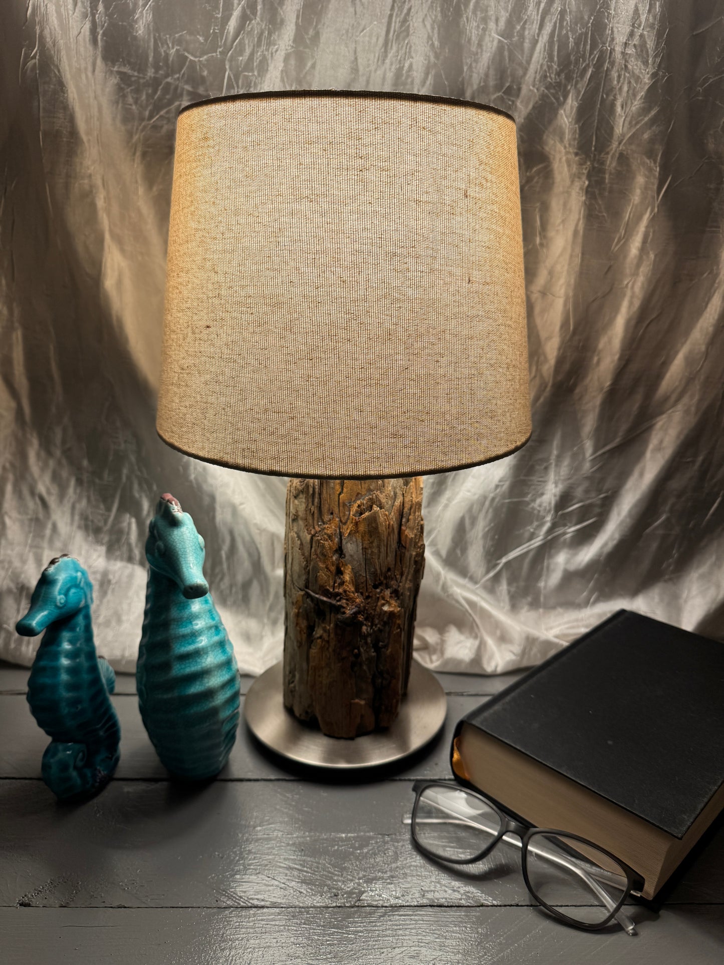 Treibholzlampe Nordseelicht Garding mit rundem Lampenschirm 24 cm Beige und warmem Licht