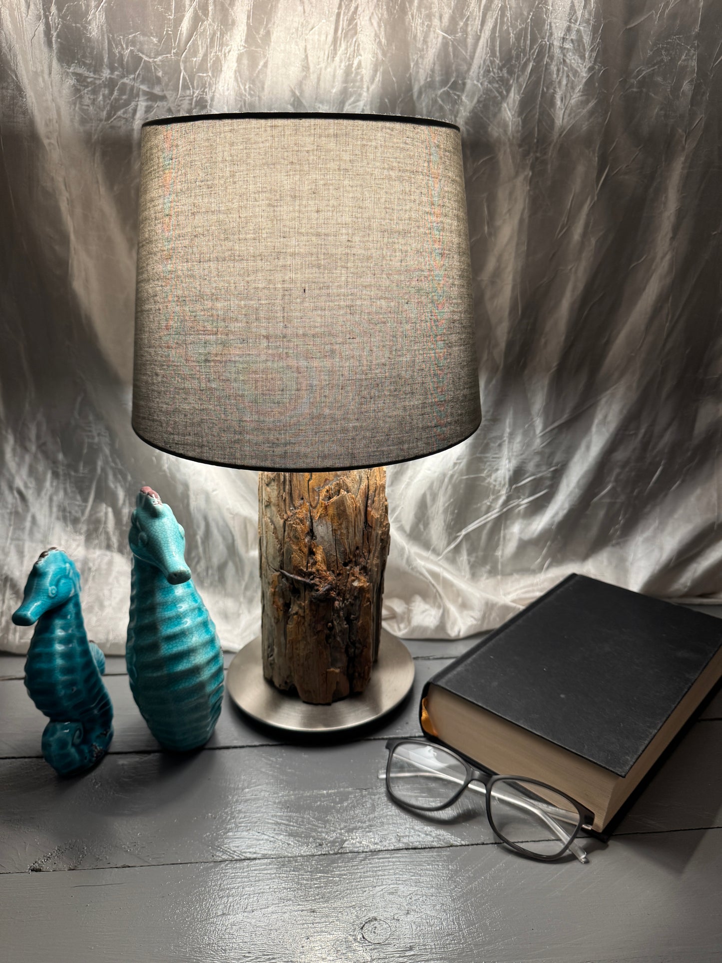 Treibholzlampe Nordseelicht Garding mit rundem Lampenschirm 24 cm dunkelgrau und warmem Licht