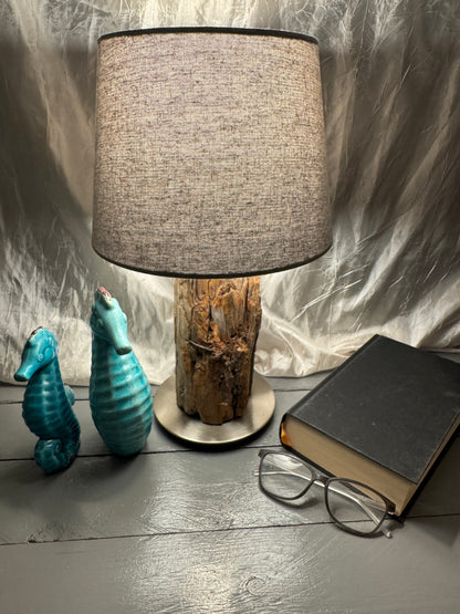Treibholzlampe Nordseelicht Garding mit rundem Lampenschirm 24 cm hellgrau und warmem Licht