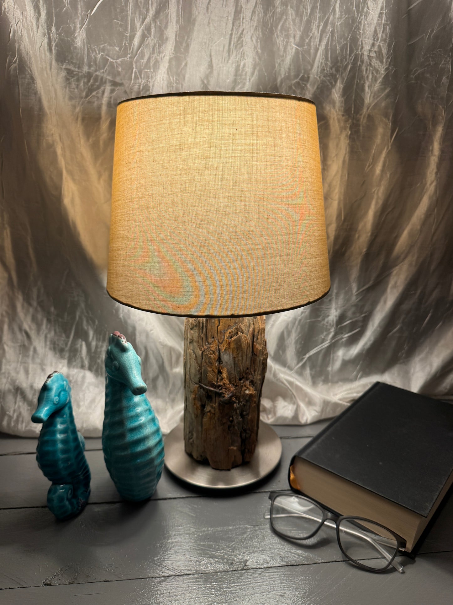 Treibholzlampe Nordseelicht Garding mit rundem Lampenschirm 24 cm Taupe und warmem Licht
