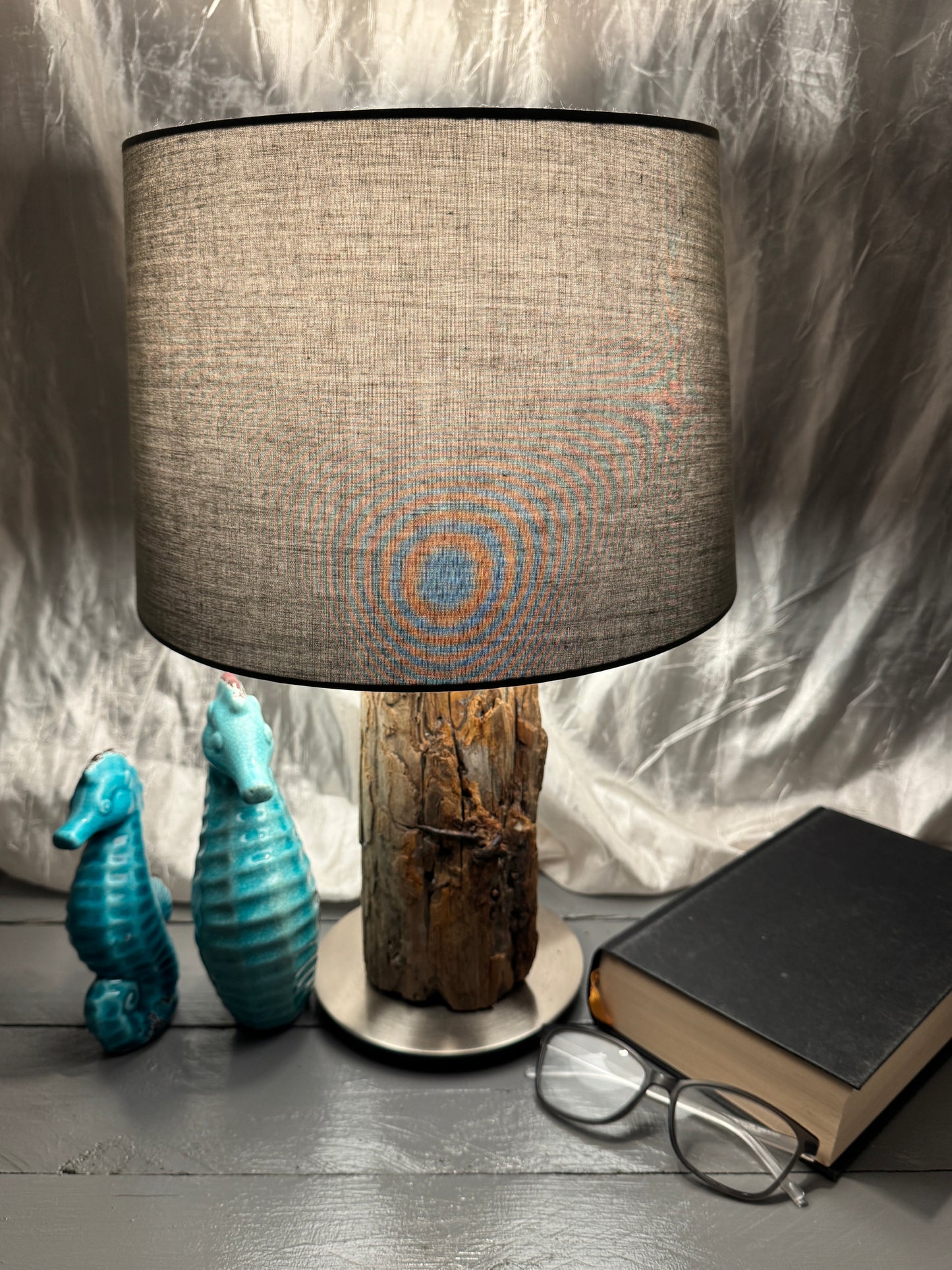 Treibholzlampe Nordseelicht Garding mit rundem Lampenschirm 28 cm Dunkelgrau und warmem Licht