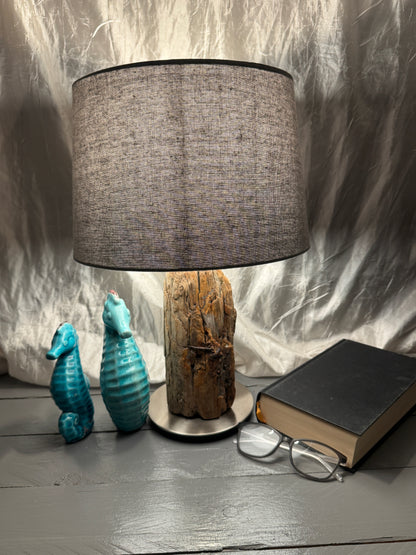 Treibholzlampe Nordseelicht Garding mit rundem Lampenschirm 28 cm Hellgrau und warmem Licht
