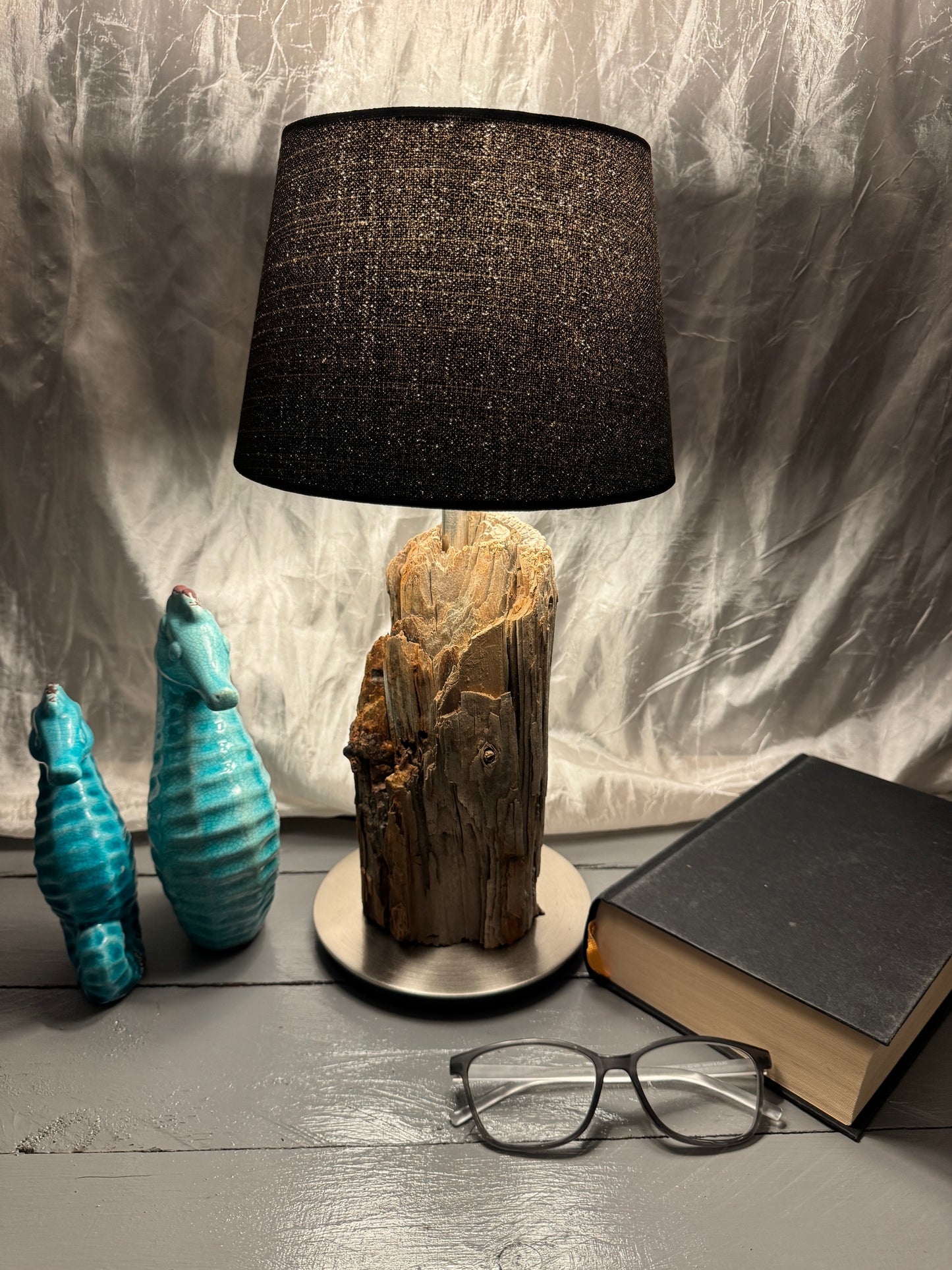 Seitenansicht der Treibholzlampe Nordseelicht Garding mit natürlicher Holzstruktur