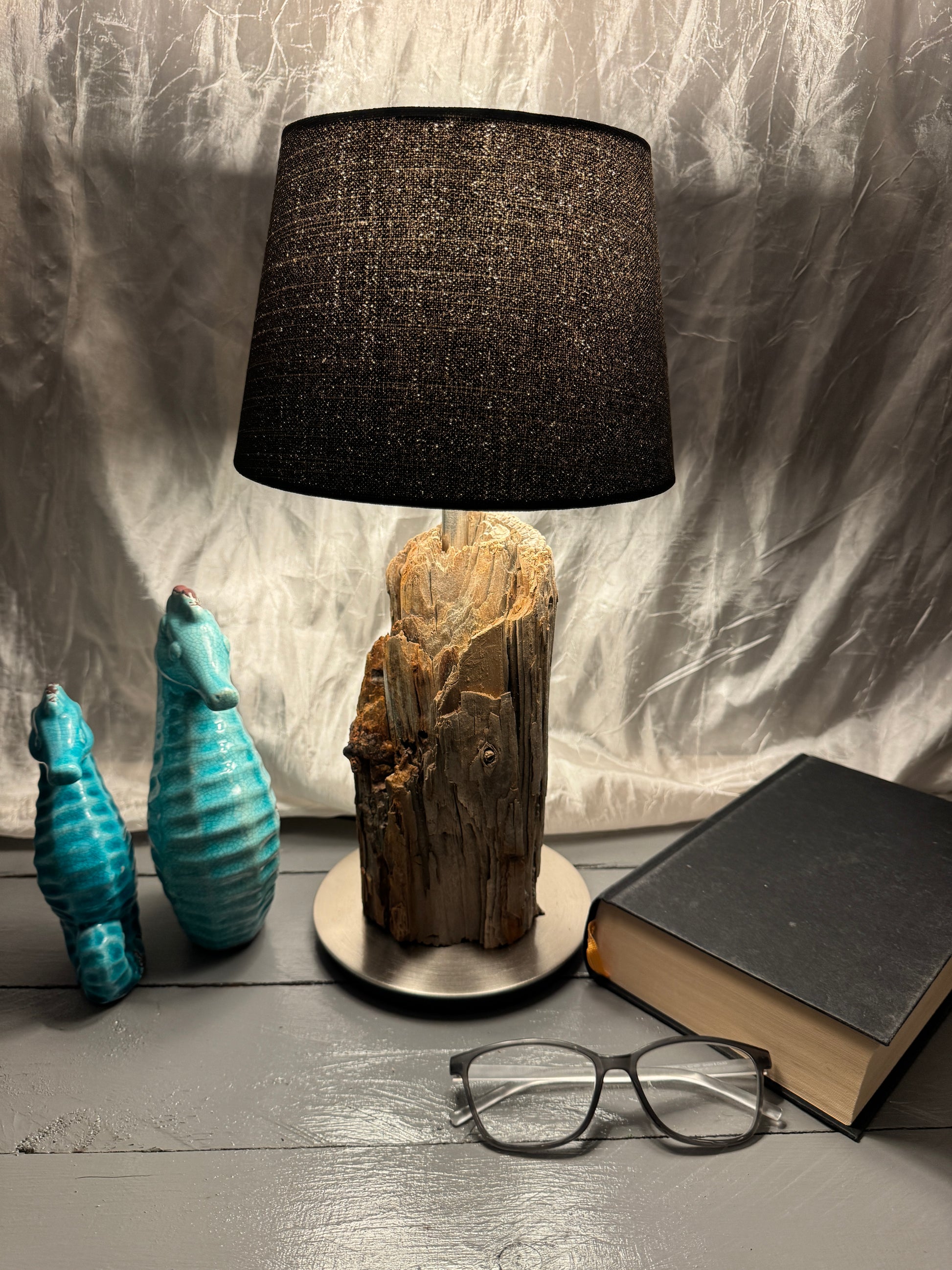 Seitenansicht der Treibholzlampe Nordseelicht Garding mit natürlicher Holzstruktur