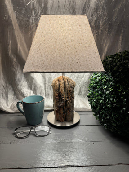 Treibholzlampe Nordseelicht Hallig Hooge mit eckigem Lampenschirm Beige und warmem Licht
