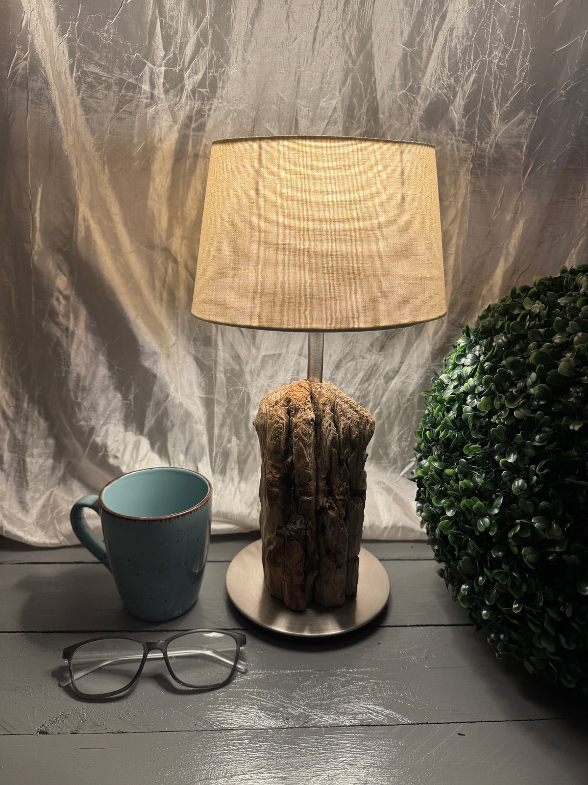 Treibholzlampe Nordseelicht Hallig Hooge mit ovalem Lampenschirm Beige und warmem Licht


