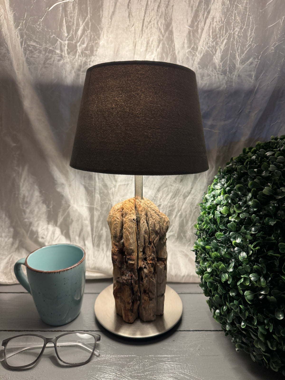 Treibholzlampe Nordseelicht Hallig Hooge mit rundem Lampenschirm 20 cm Grau Samt und warmem Licht

