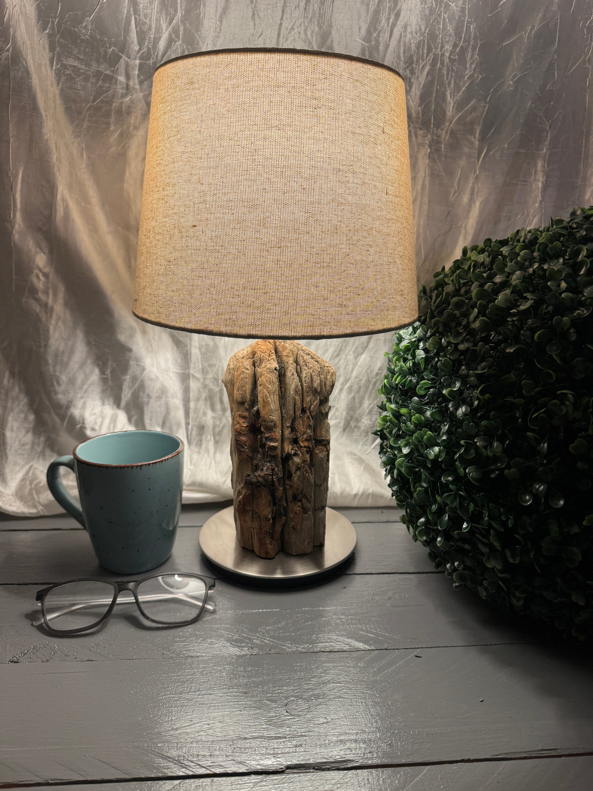 Treibholzlampe Nordseelicht Hallig Hooge mit rundem Lampenschirm 24 cm Beige und warmem Licht
