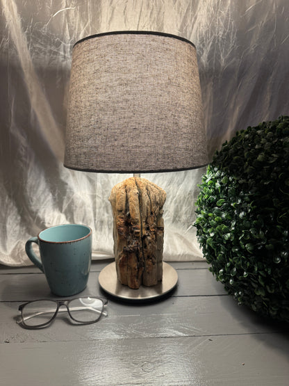 Treibholzlampe Nordseelicht Hallig Hooge mit rundem Lampenschirm 24 cm Grau und warmem Licht