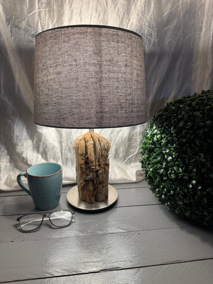 Treibholzlampe Nordseelicht Hallig Hooge mit rundem Lampenschirm 28 cm Grau und warmem Licht
