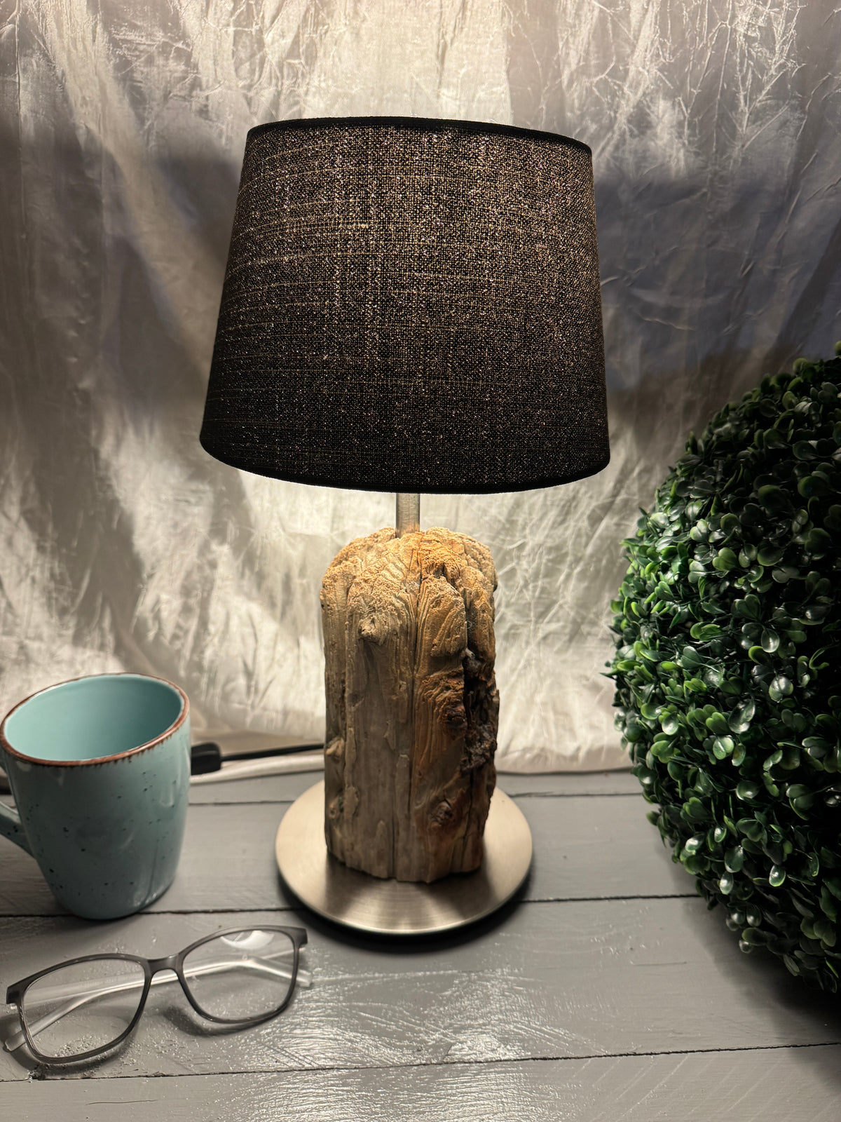 Seitenansicht der Treibholzlampe Nordseelicht Hallig Hooge mit natürlicher Holzstruktur

