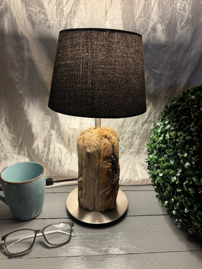 Seitenansicht der Treibholzlampe Nordseelicht Hallig Hooge mit natürlicher Holzstruktur

