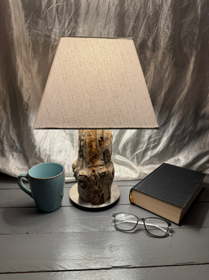 Treibholzlampe Nordseelicht Nordstrand mit eckigem Lampenschirm Beige und warmem Licht
