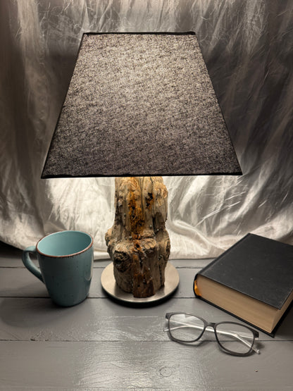 Treibholzlampe Nordseelicht Nordstrand mit eckigem Lampenschirm Grau und warmem Licht