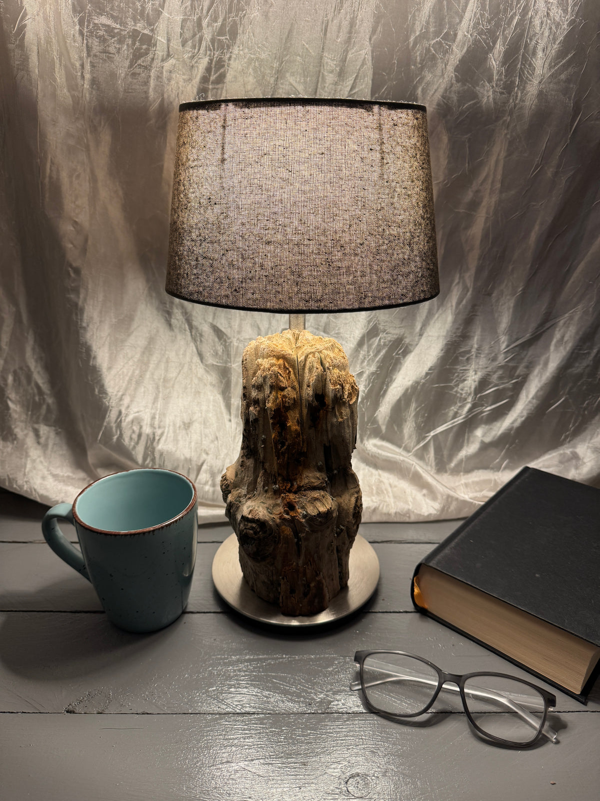Treibholzlampe Nordseelicht Nordstrand mit ovalem Lampenschirm Grau und warmem Licht