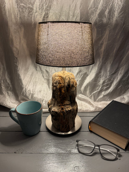 Treibholzlampe Nordseelicht Nordstrand mit ovalem Lampenschirm Grau und warmem Licht