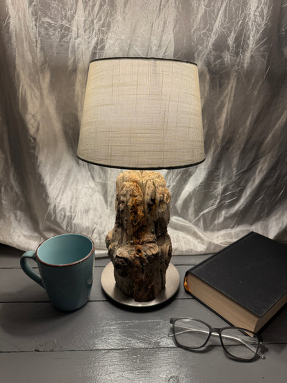 Treibholzlampe Nordseelicht Nordstrand mit rundem Lampenschirm 20 cm Taupe und warmem Licht