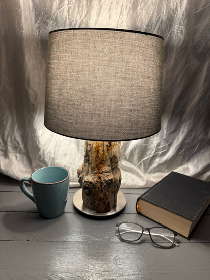 Treibholzlampe Nordseelicht Nordstrand mit rundem Lampenschirm 28 cm Dunkelgrau und warmem Licht