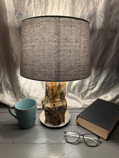Treibholzlampe Nordseelicht Nordstrand mit rundem Lampenschirm 28 cm Hellgrau und warmem Licht