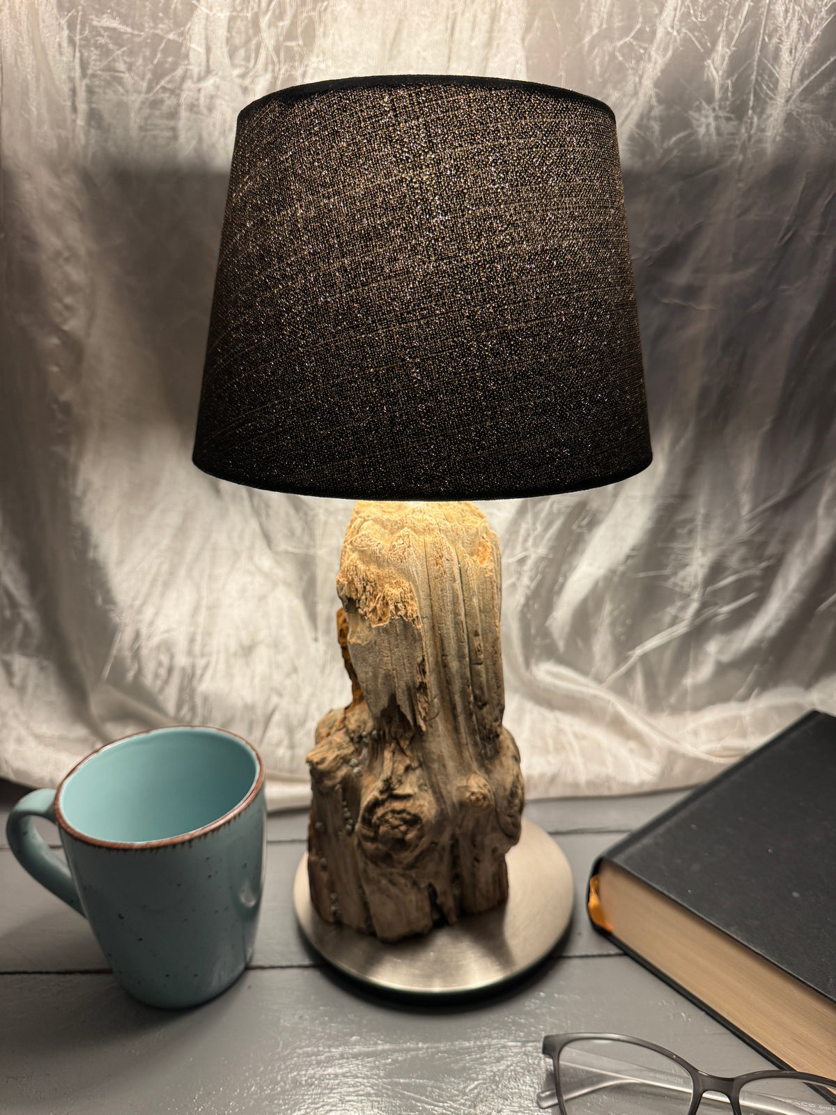Seitenansicht der Treibholzlampe Nordseelicht Nordstrand mit natürlicher Holzstruktur