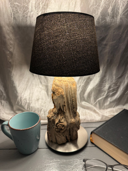 Seitenansicht der Treibholzlampe Nordseelicht Nordstrand mit natürlicher Holzstruktur