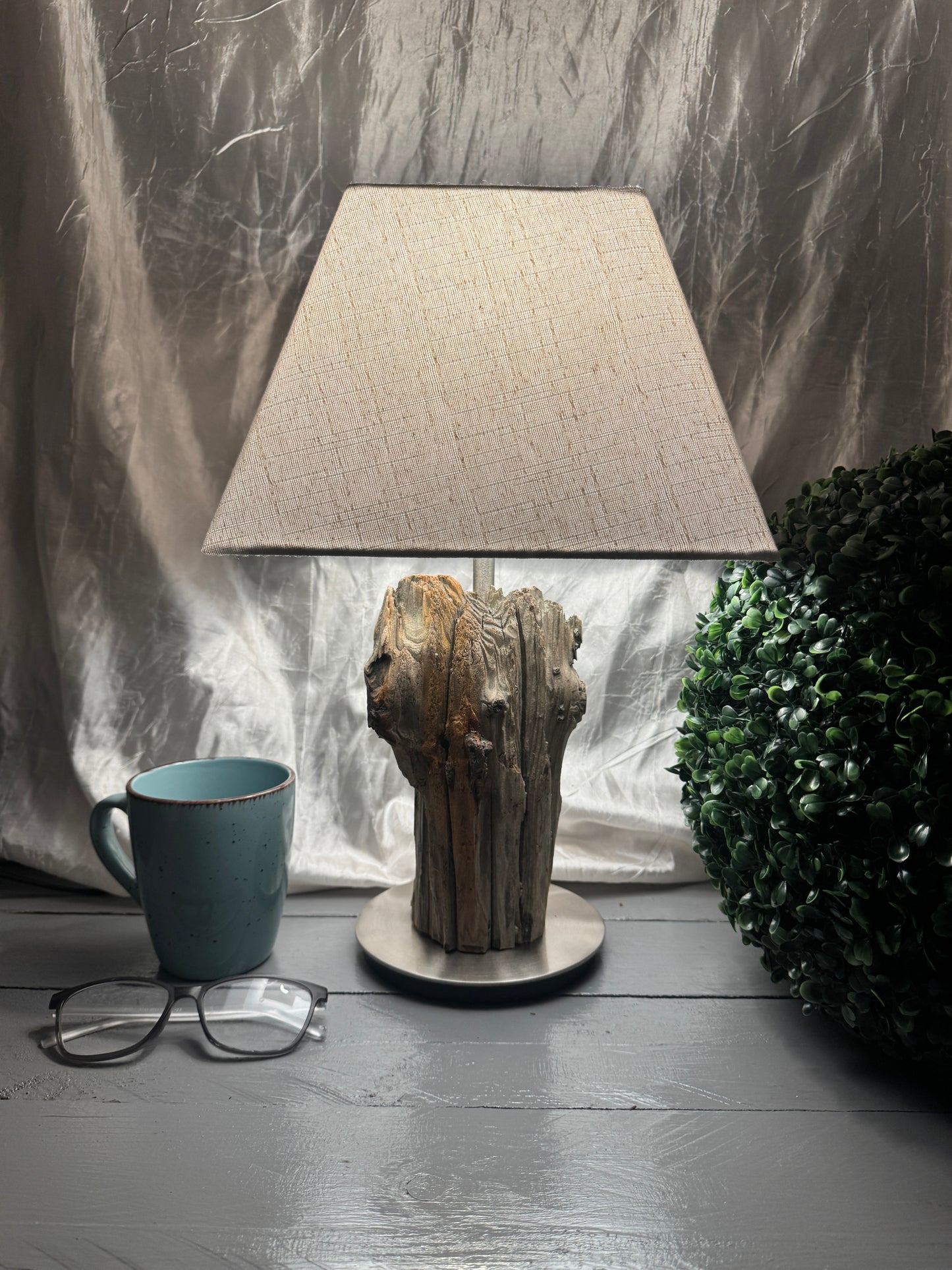 Treibholzlampe Nordseelicht Oldenswort mit eckigem Lampenschirm Beige und warmem Licht