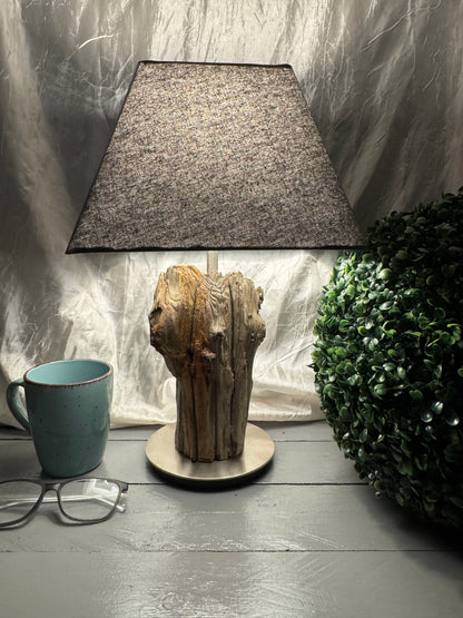 Treibholzlampe Nordseelicht Oldenswort mit eckigem Lampenschirm Grau und warmem Licht