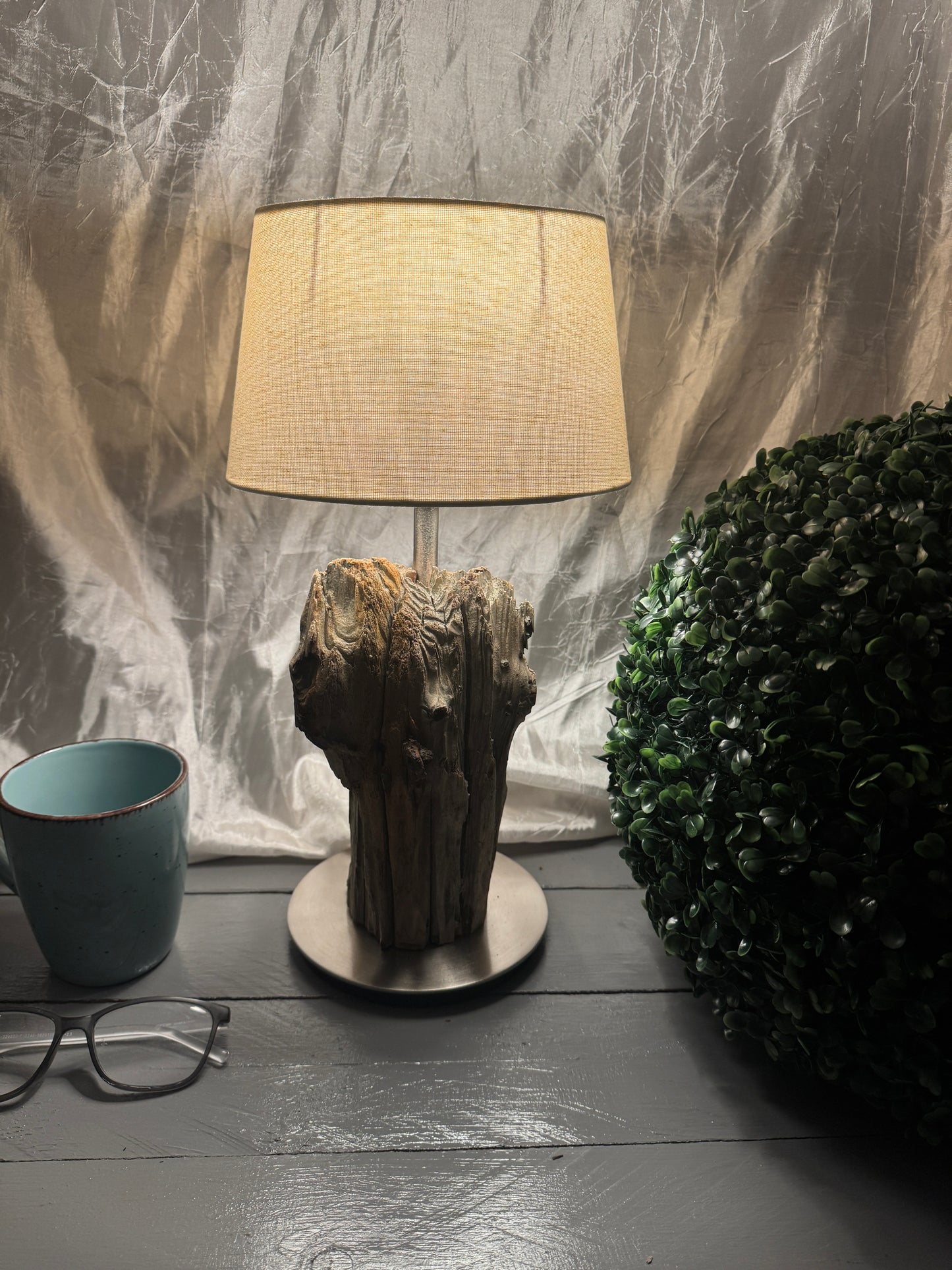 Treibholzlampe Nordseelicht Oldenswort mit ovalem Lampenschirm Beige und warmem Licht
