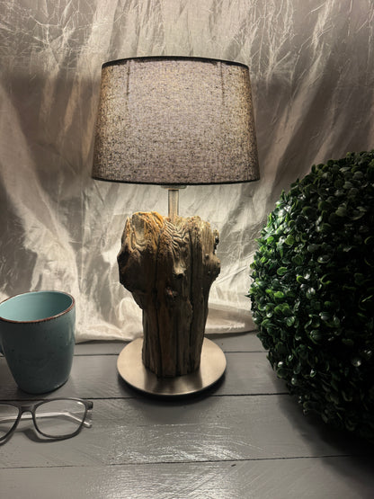 Treibholzlampe Nordseelicht Oldenswort mit ovalem Lampenschirm Grau und warmem Licht