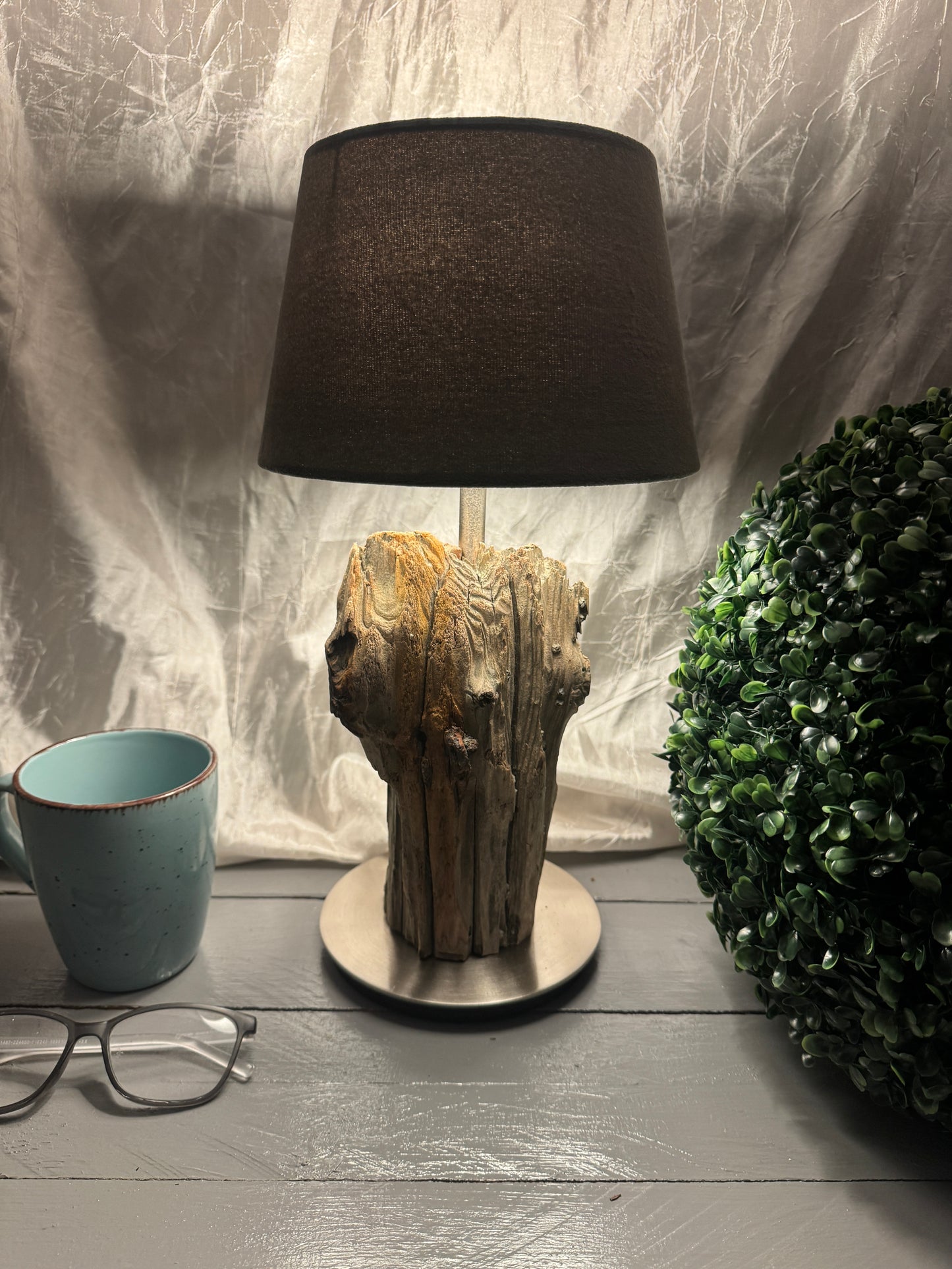Treibholzlampe Nordseelicht Oldenswort mit rundem Lampenschirm 20 cm Grau Samt und warmem Licht