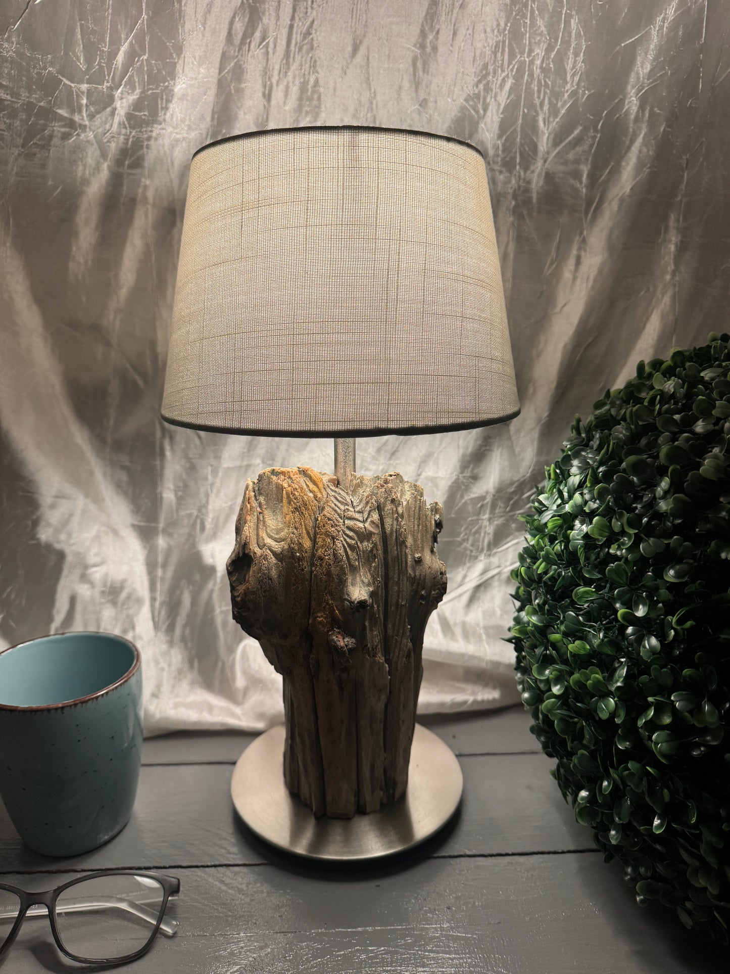 Treibholzlampe Nordseelicht Oldenswort mit rundem Lampenschirm 20 cm Taupe und warmem Licht
