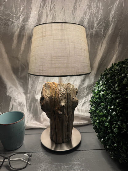 Treibholzlampe Nordseelicht Oldenswort mit rundem Lampenschirm 20 cm Taupe und warmem Licht