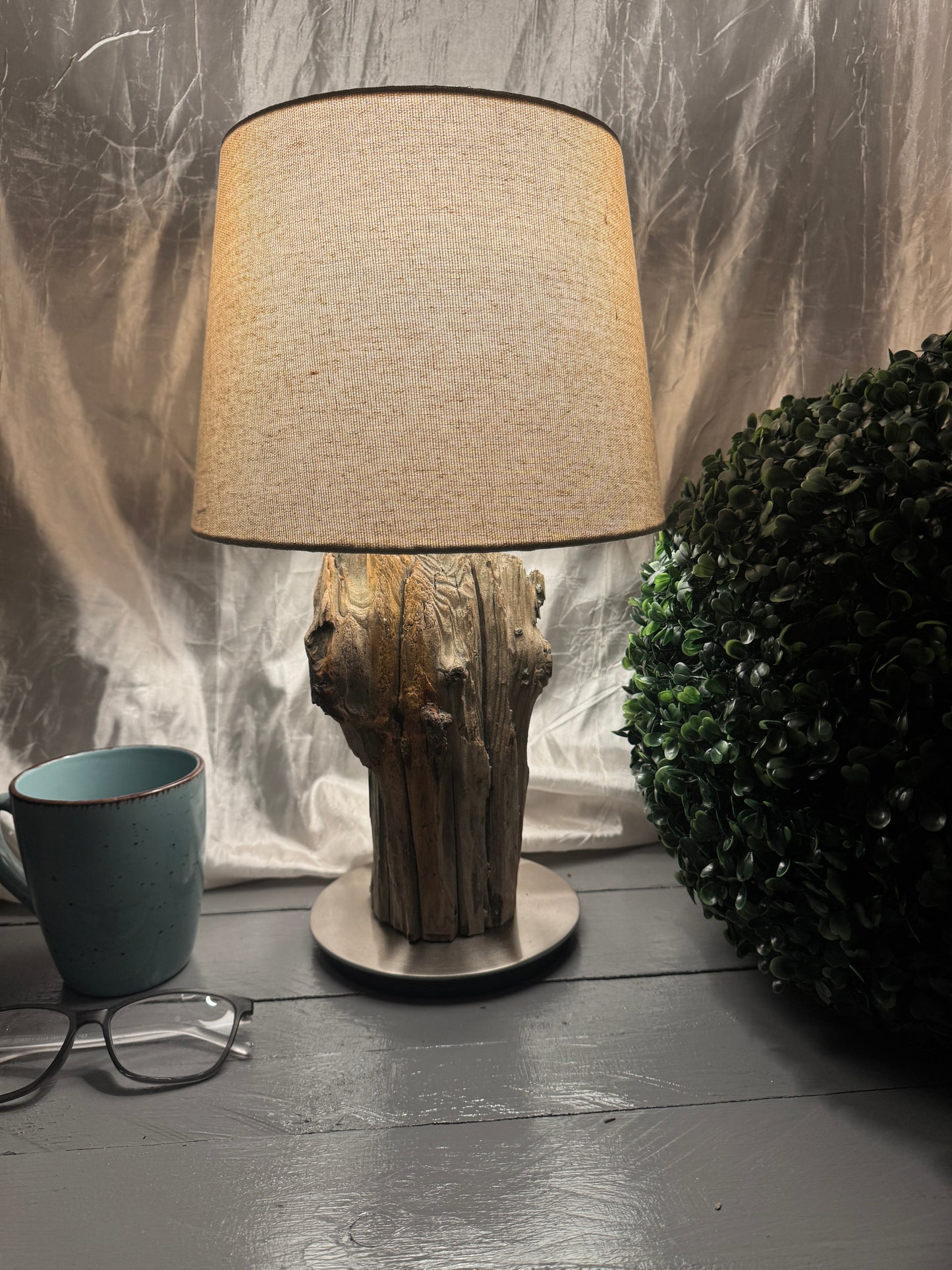 Treibholzlampe Nordseelicht Oldenswort mit rundem Lampenschirm 24 cm Beige und warmem Licht